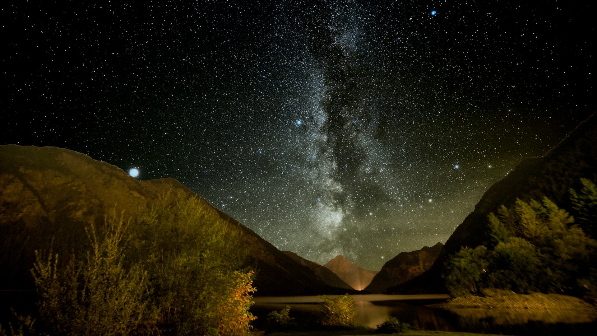 De Melkweg in het sterrenbeeld Arend boven de Plansee. Belichting 50x60 seconden bij ISO 1.200, Jupiter links in beeld. Foto: Marcus Schenk