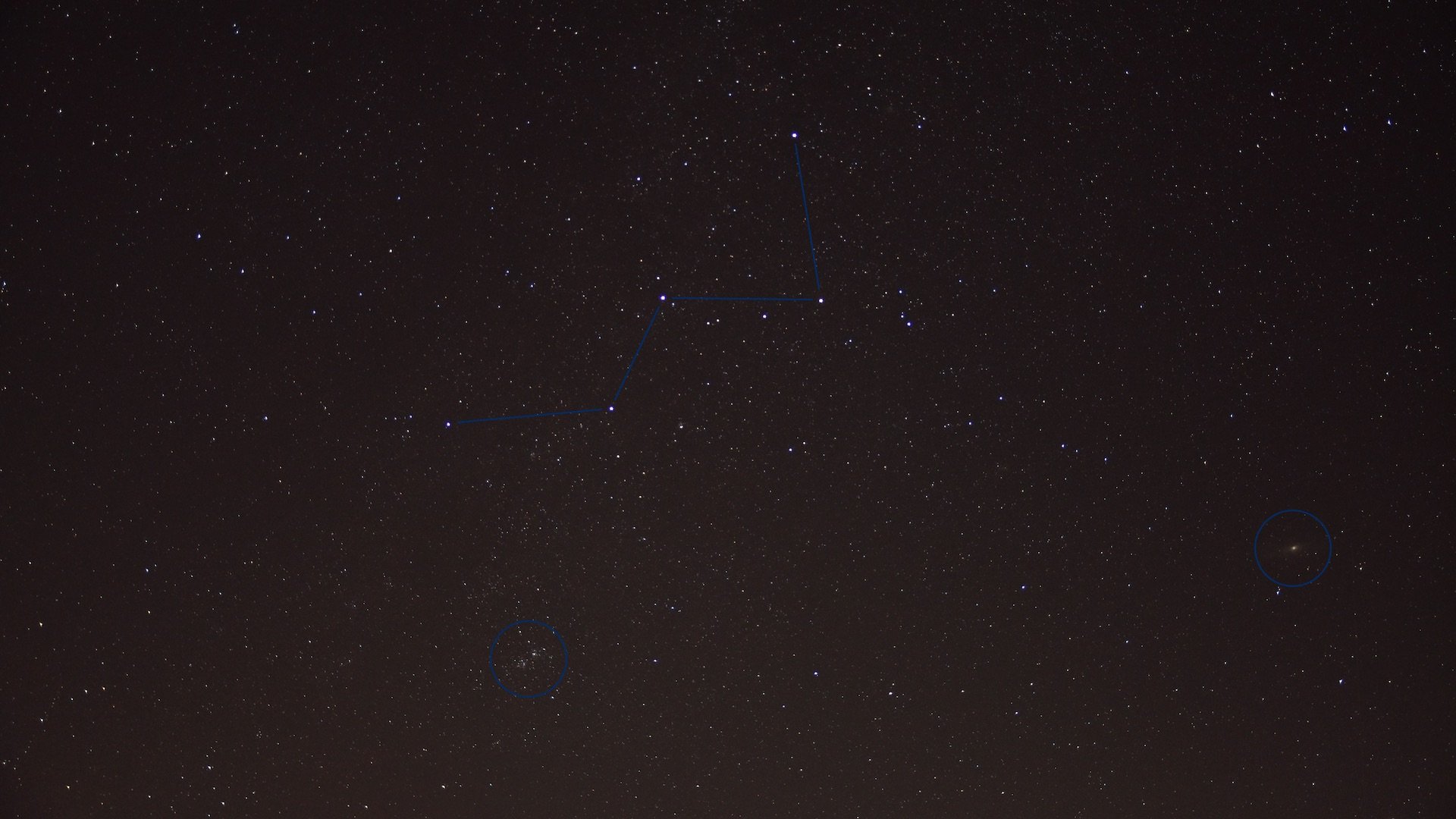 Het sterrenbeeld Cassiopeia. Onbewerkte enkele opname met 30 seconden belichting bij ISO 800. De dubbelcluster h & chi, het Andromeda-stelsel en vele andere deepsky-objecten zijn zichtbaar. Foto: Marcus Schenk
